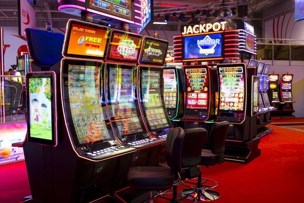 Bikini Paradise bonus feature trigger on angkatoto1 with free-spin initiation display